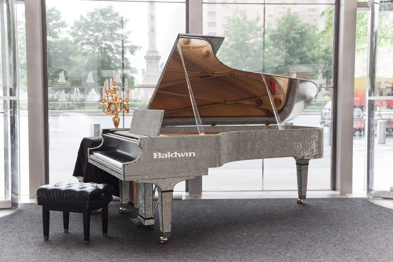 liberacenin-rhinestone-pianinosu