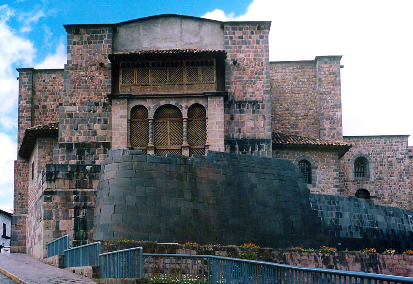 qizil-mehkeme-mebedi